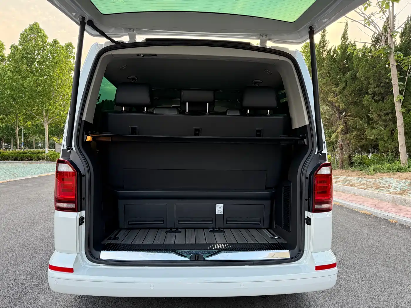 Volkswagen Multivan 2019 2.0TSI 4WD Premium 7-seater фото 22