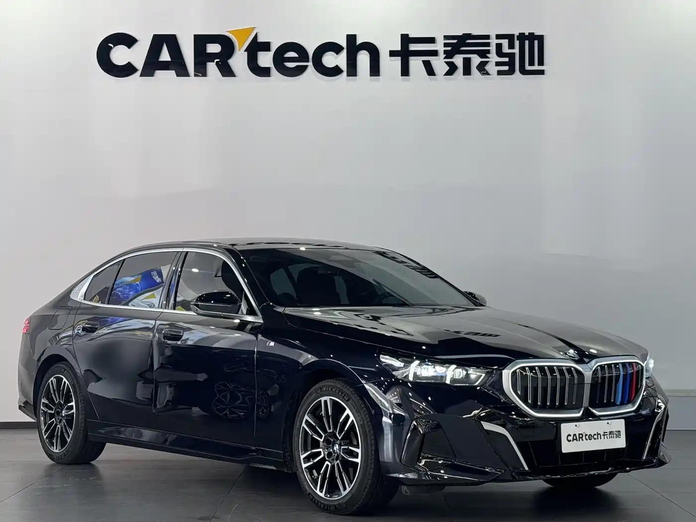 BMW 5 Series 2025 530Li Leading M Sport Package фото 3
