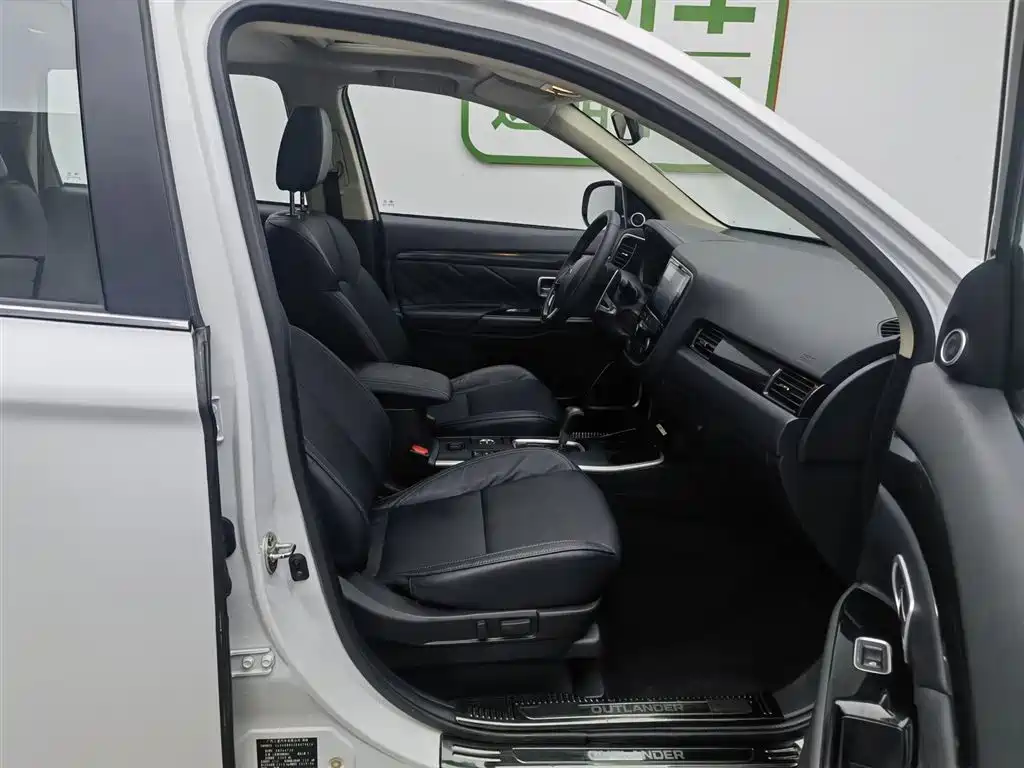 Mitsubishi Outlander 2019 2.4L 4WD Deluxe Edition 5-Seater China VI фото 23