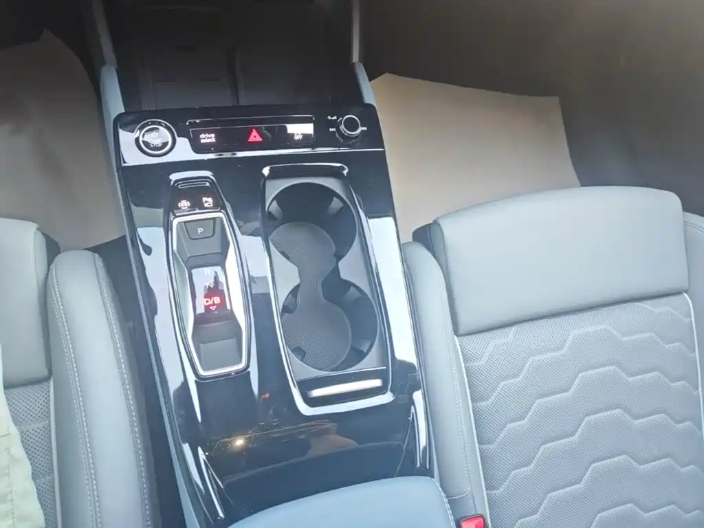 Фото 19 - Audi Q6L e-tron