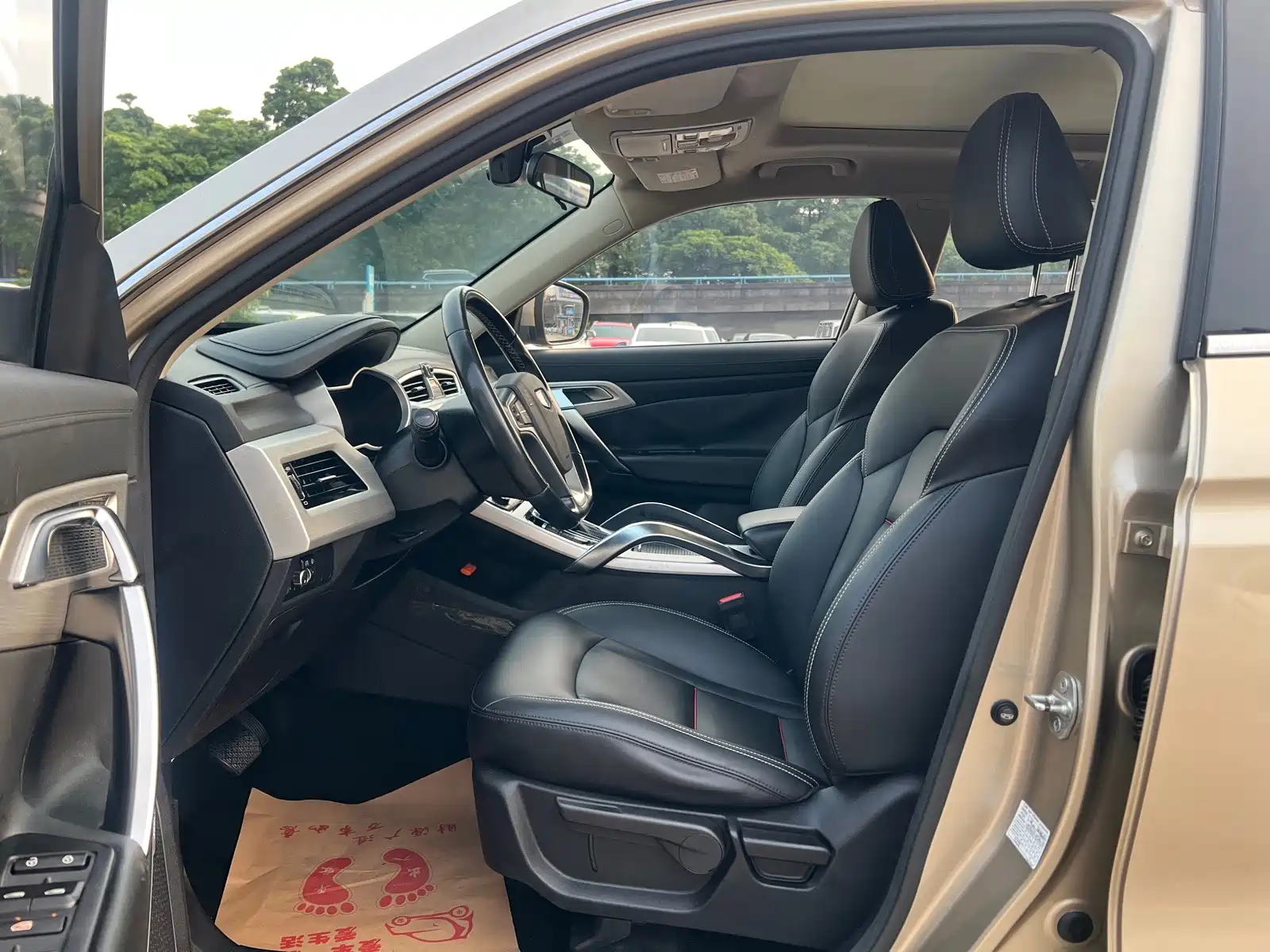 Фото 7 - Geely Atlas