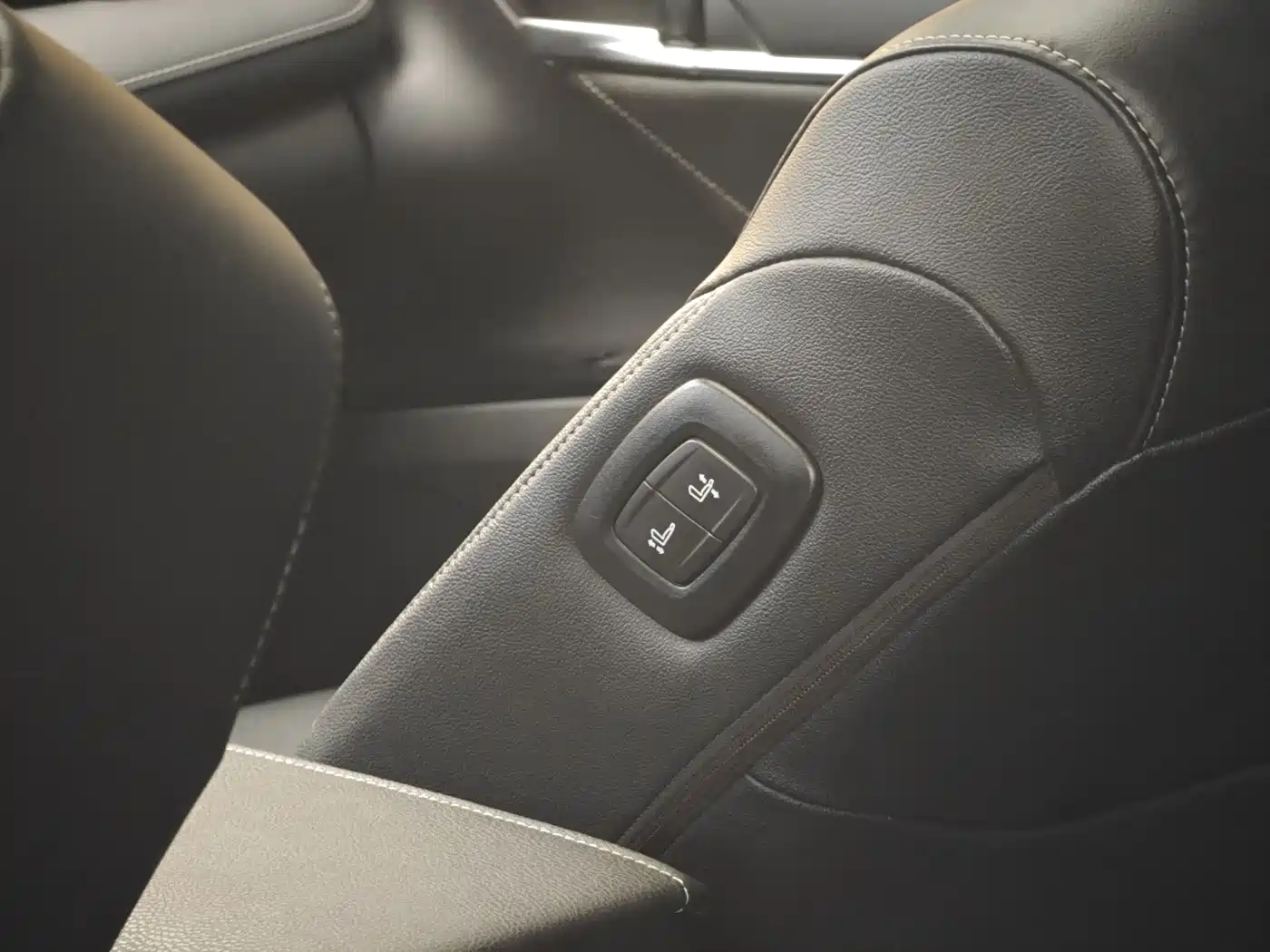 Toyota Camry 2022 2.0S Knight Edition фото 23