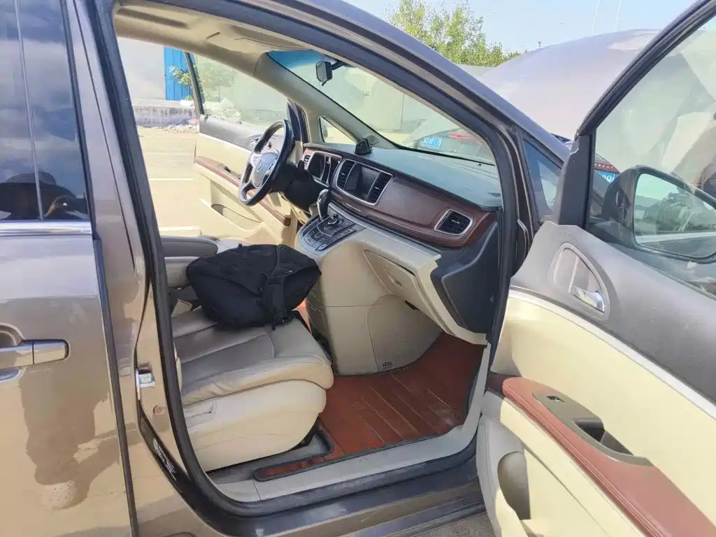 Photo 10 - Buick GL8