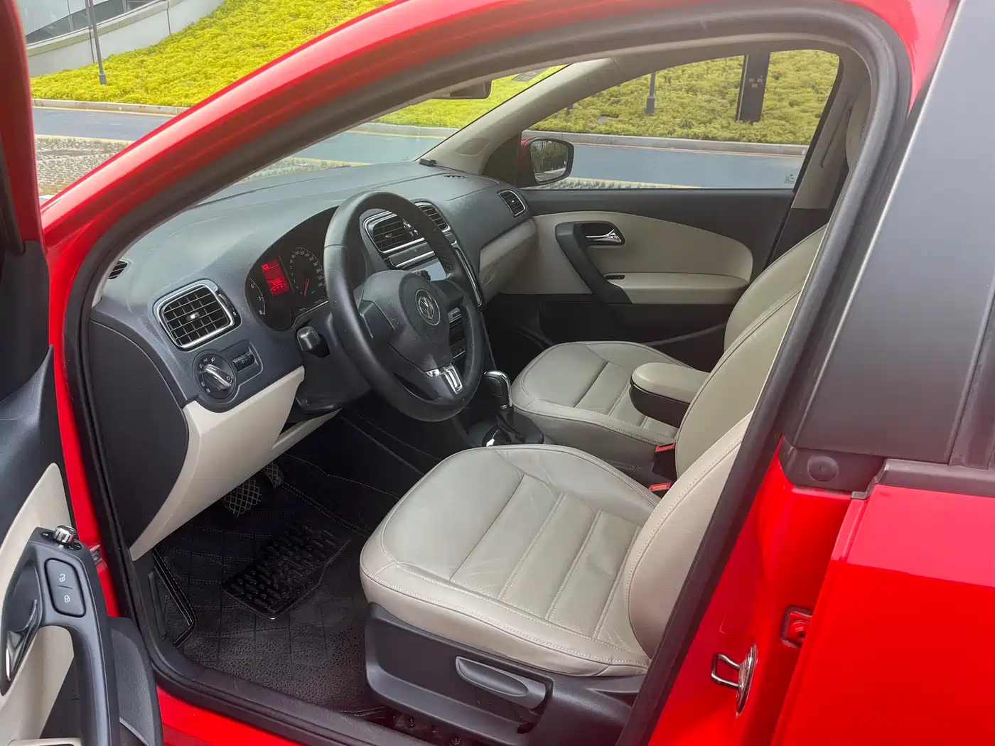 Volkswagen Polo 2013 1.6L Automatic Luxury Edition фото 7
