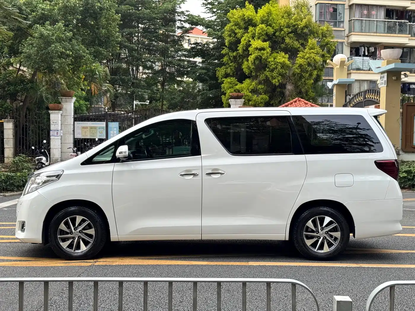 Toyota Alphard 2012 3.5L Premium Edition фото 19