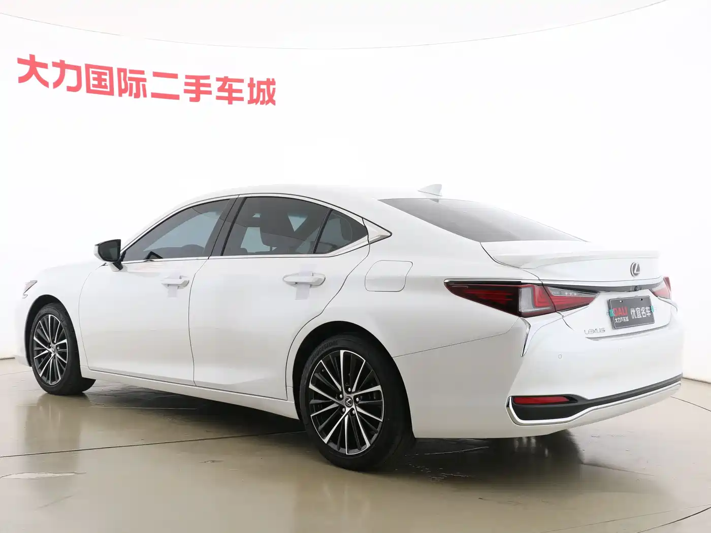 Lexus ES 2022 300h Ultimate Edition фото 16