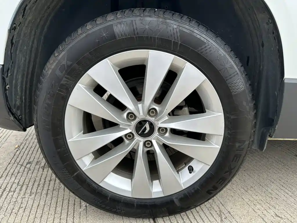 Photo 11 - Jetta VS5
