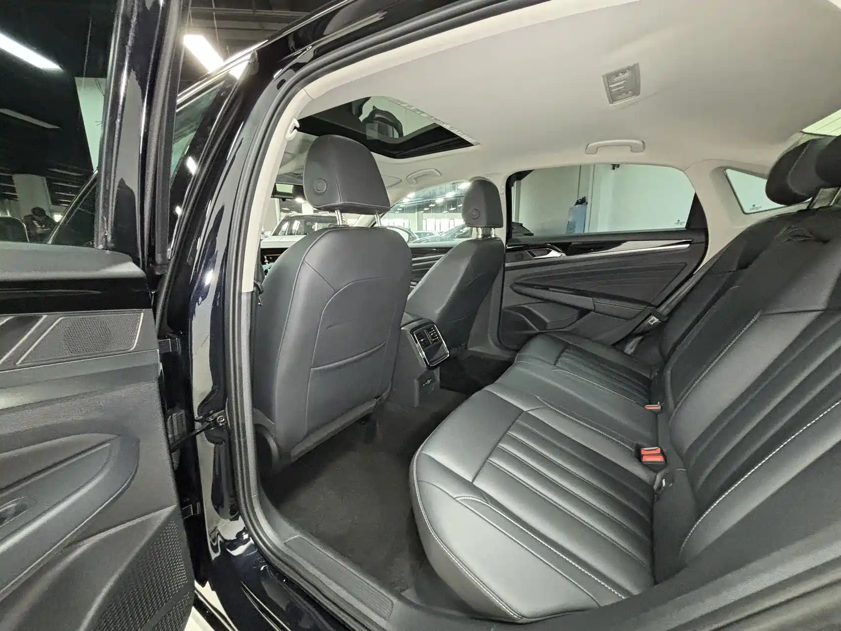 صورة 14 - Volkswagen Passat