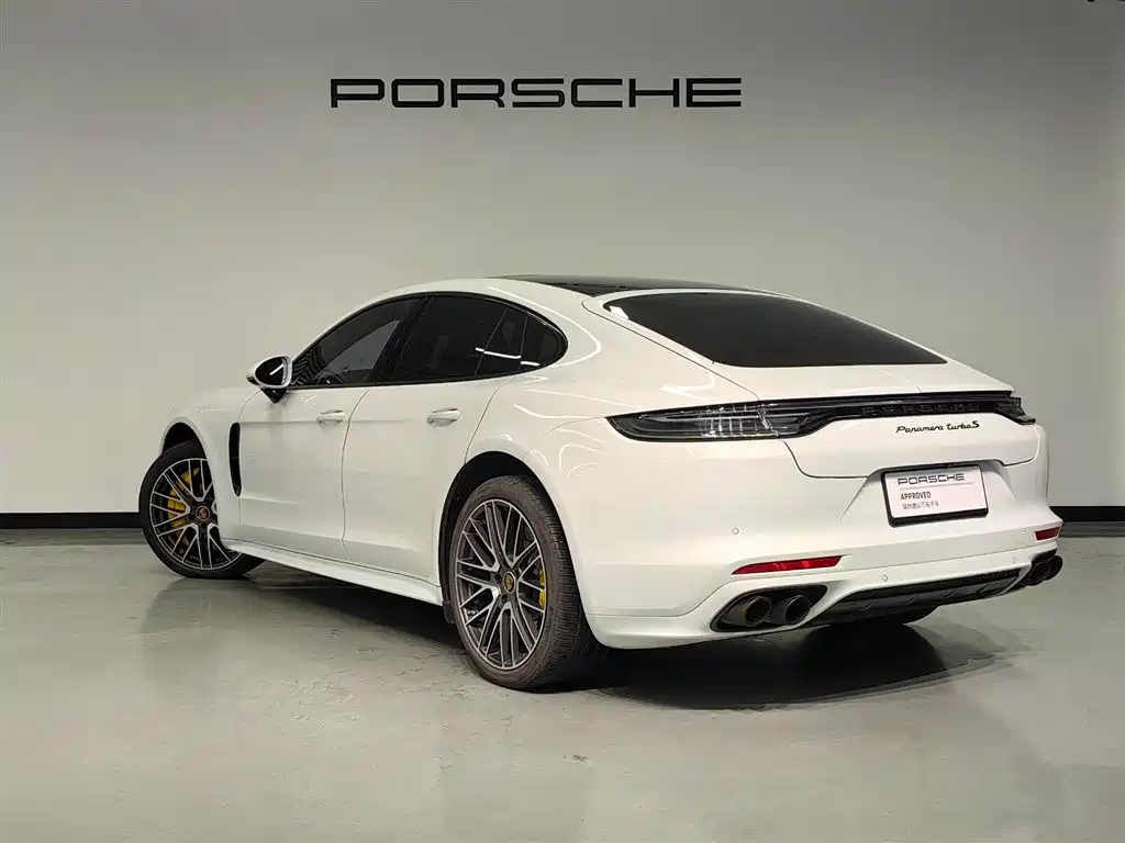 Photo 2 - Porsche Panamera