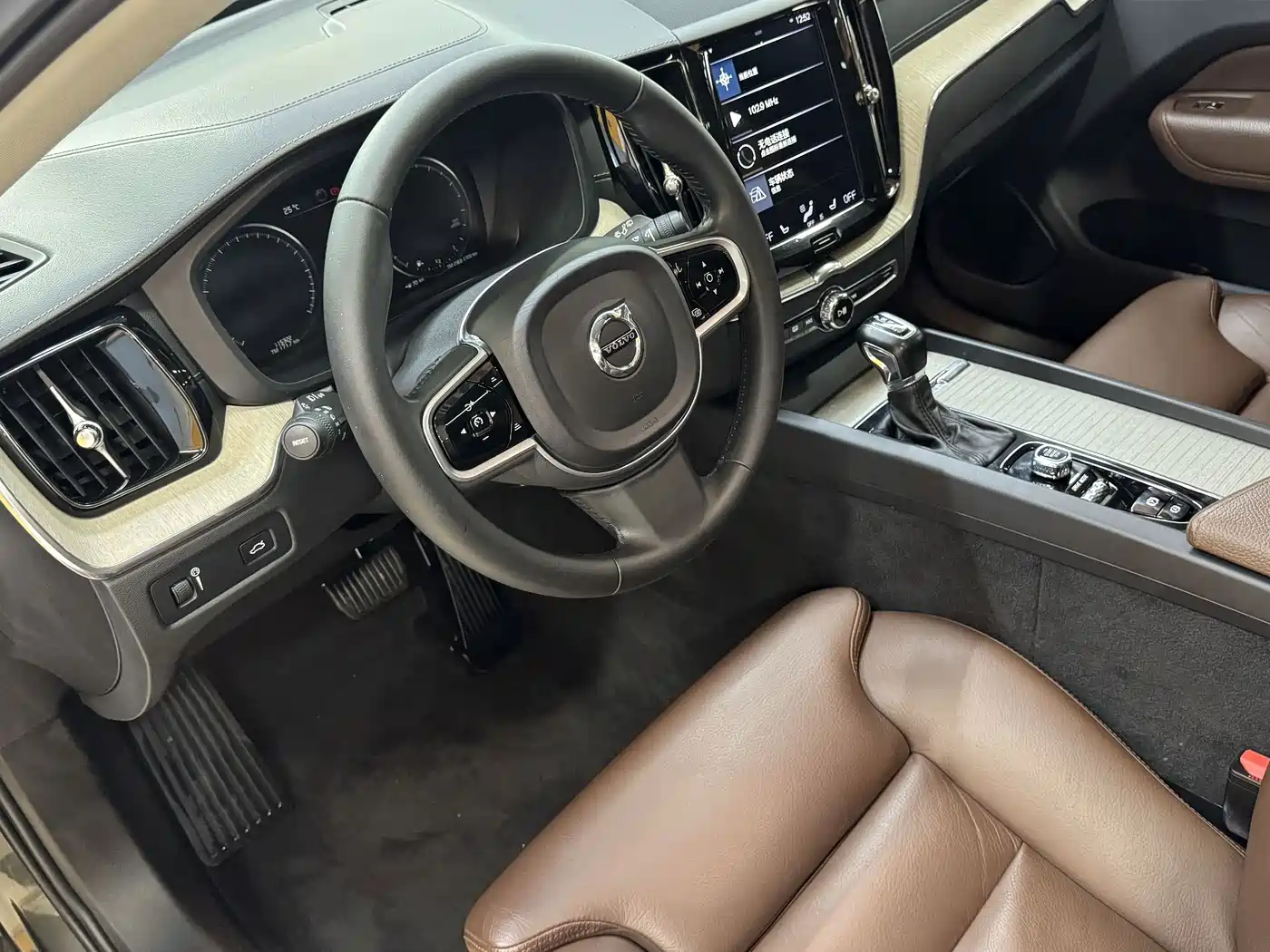 Photo 10 - Volvo XC60