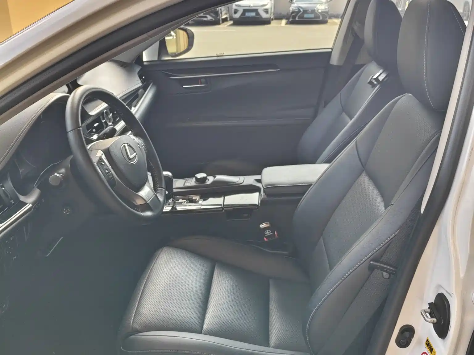 Фото 4 - Lexus ES