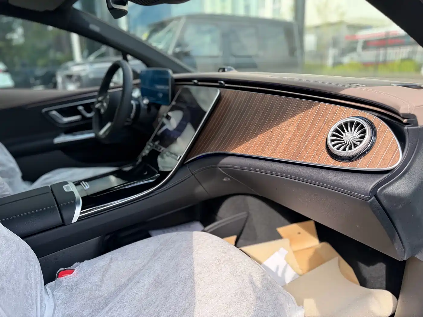 Mercedes-Benz EQE 2025 Model 500 4MATIC Luxury Edition фото 23