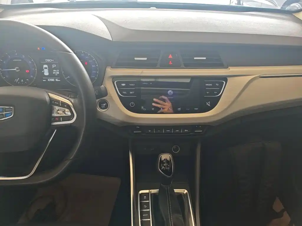 Фото 13 - Geely Vision X3