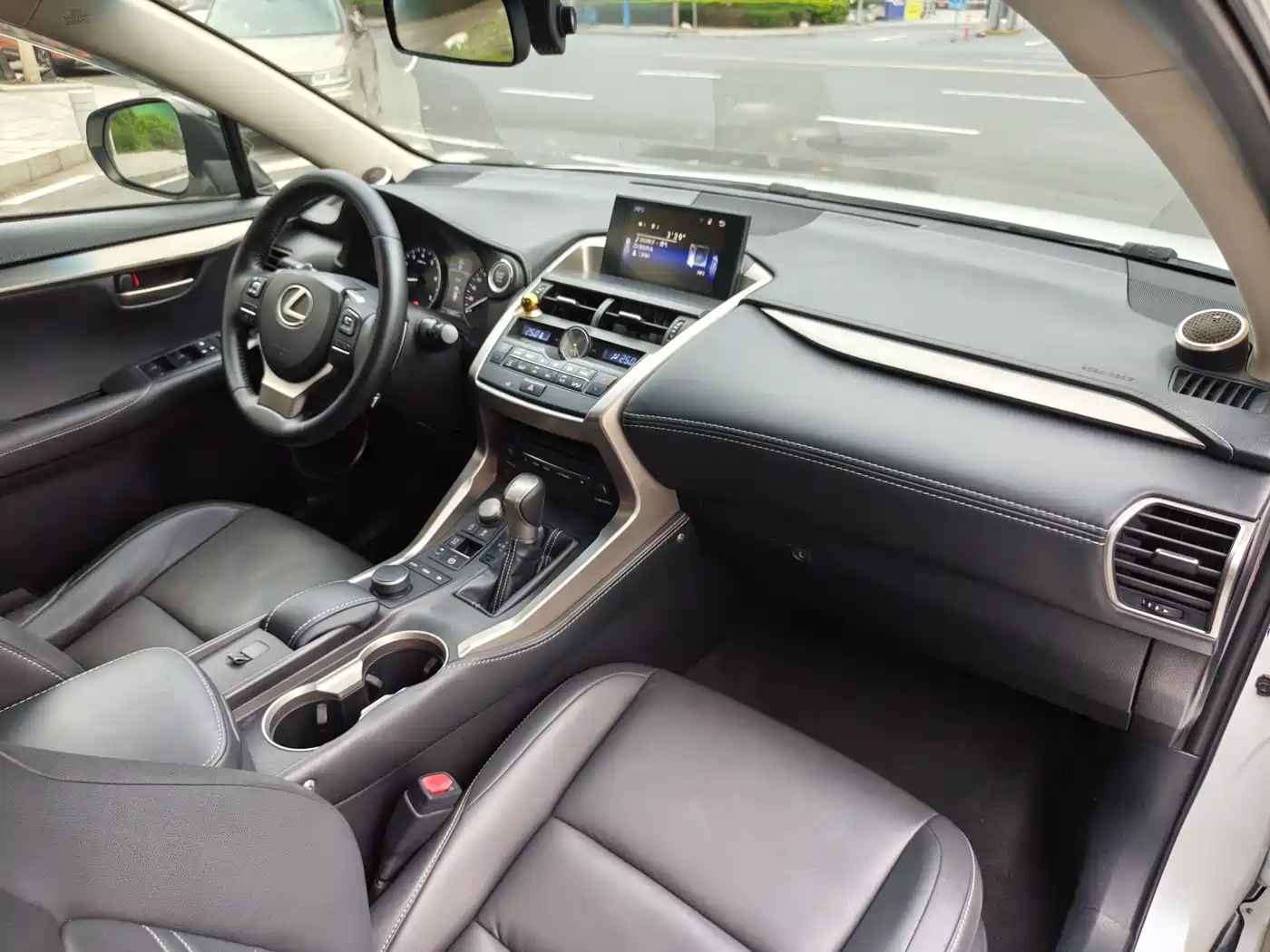 Lexus NX 2015 200t AWD F Sport фото 9