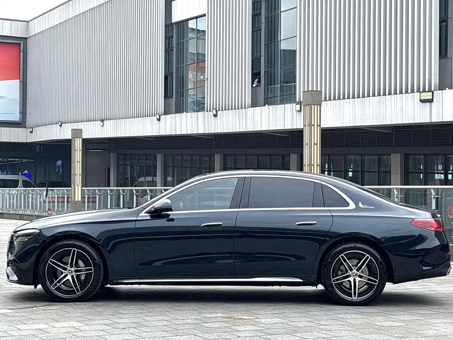 Фото 3 - Mercedes-Benz E-Class