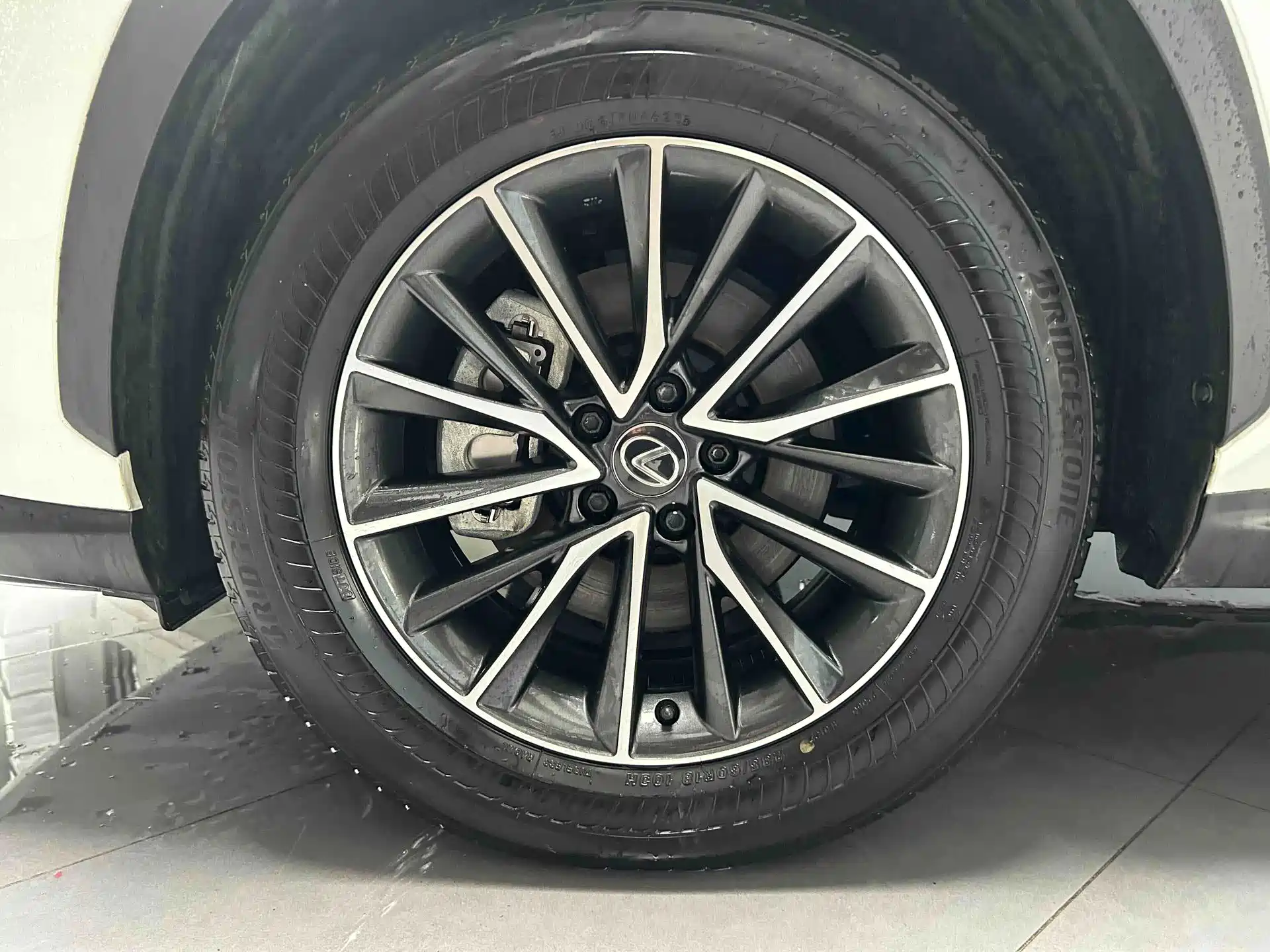 Фото 2 - Lexus NX