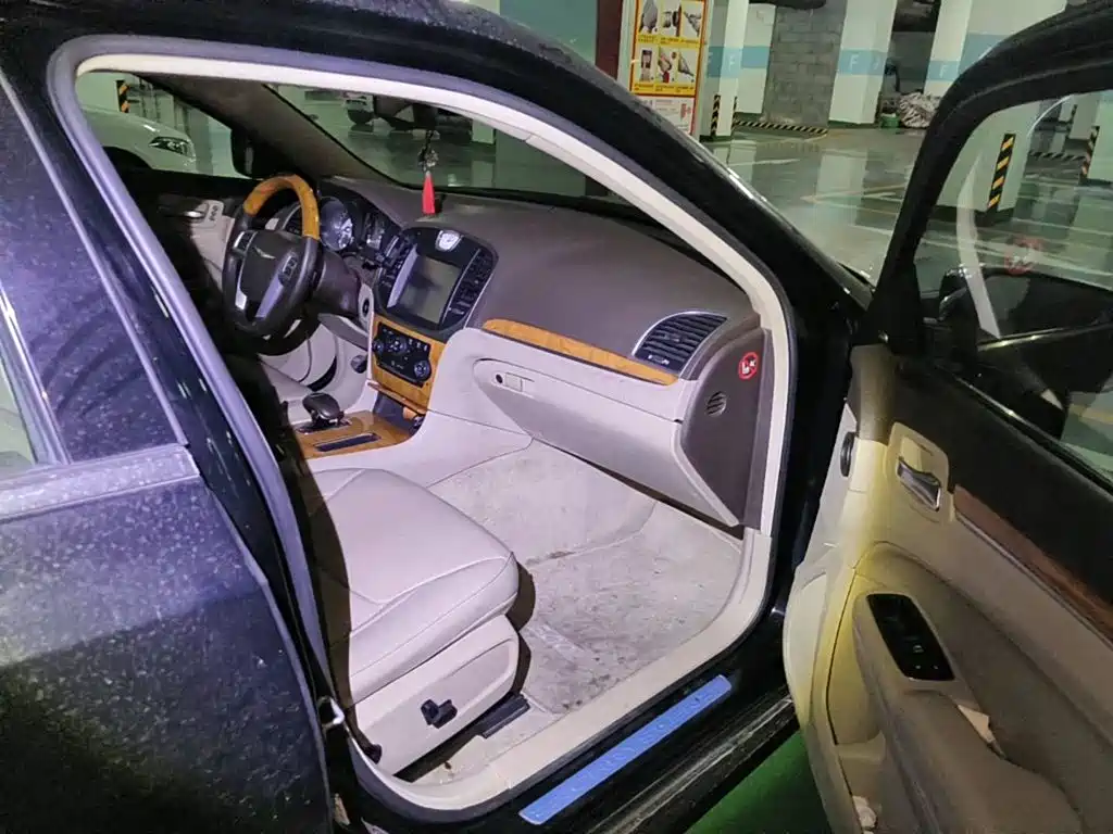 Chrysler 300C (Import) 2015 2013 Model 3.6L Premium Comfort Edition
