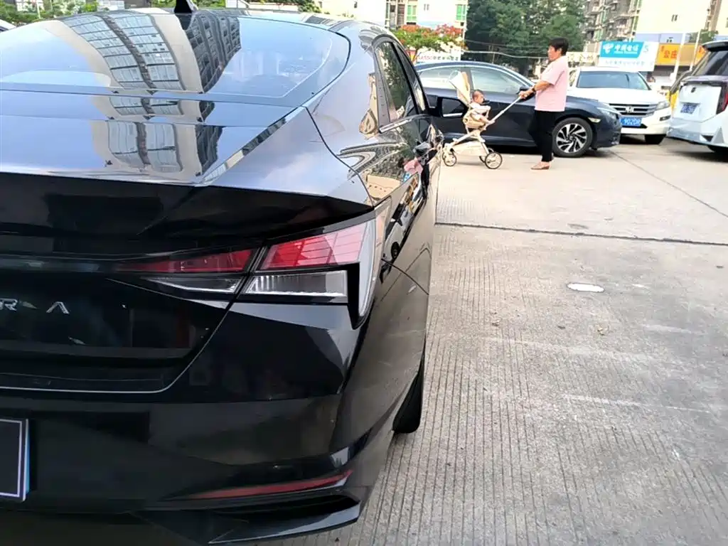 Hyundai Elantra 2021 1.5L CVT GLX Elite Edition фото 8
