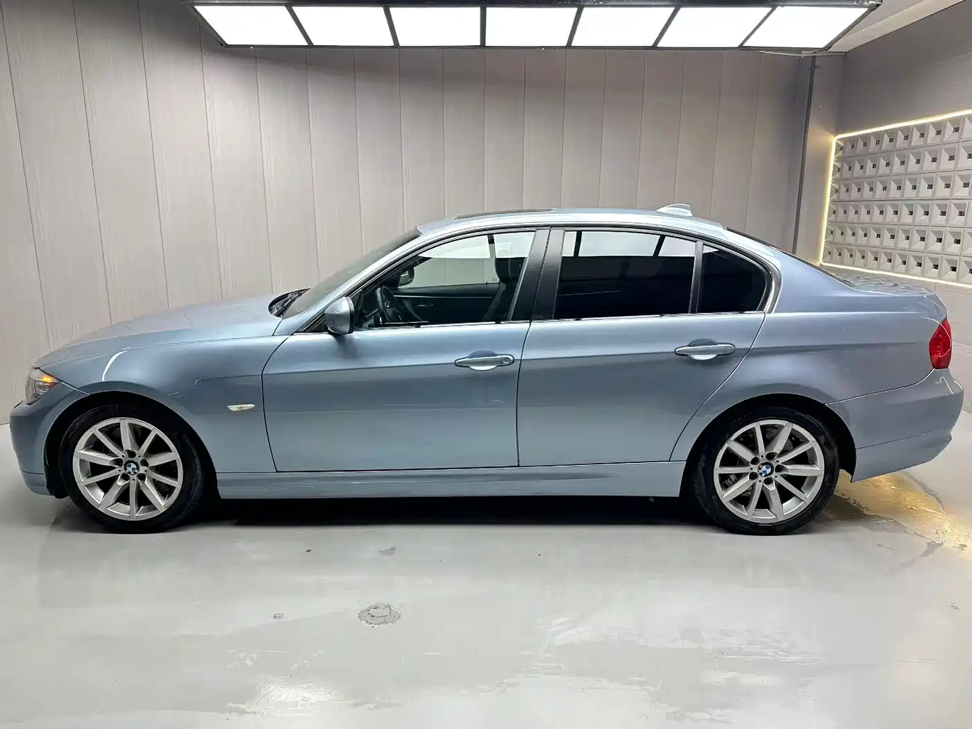 BMW 3 Series (Import) 2009 335i фото 2