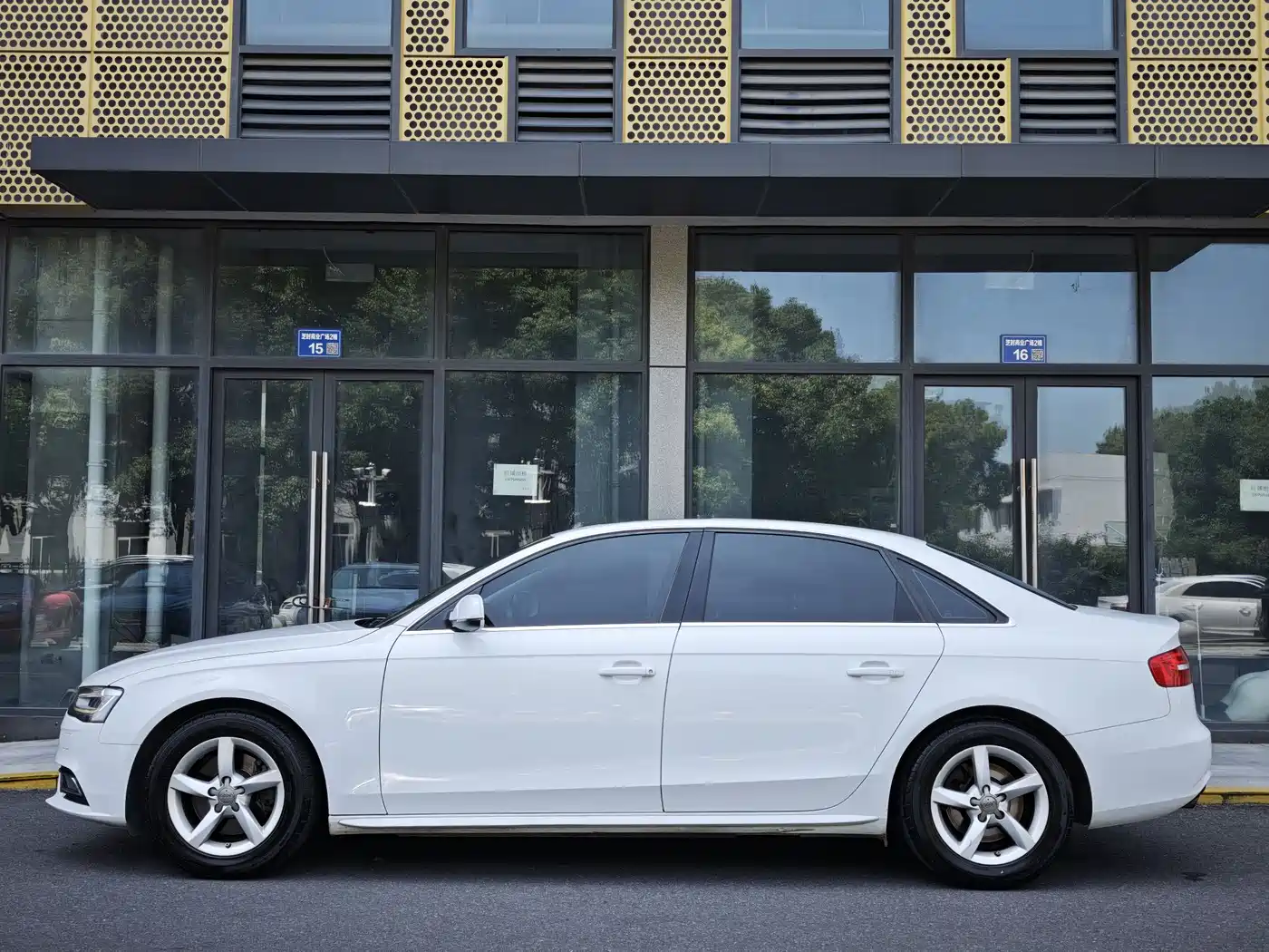 Audi A4L 2013 35 TFSI Automatic Standard фото 3