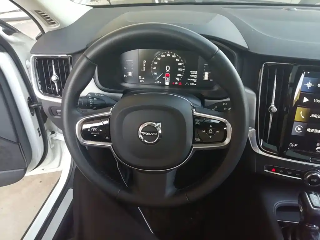 صورة 11 - Volvo S90