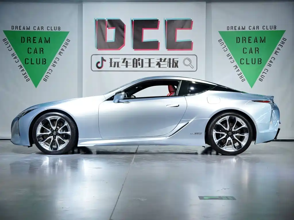 Фото 16 - Lexus LC