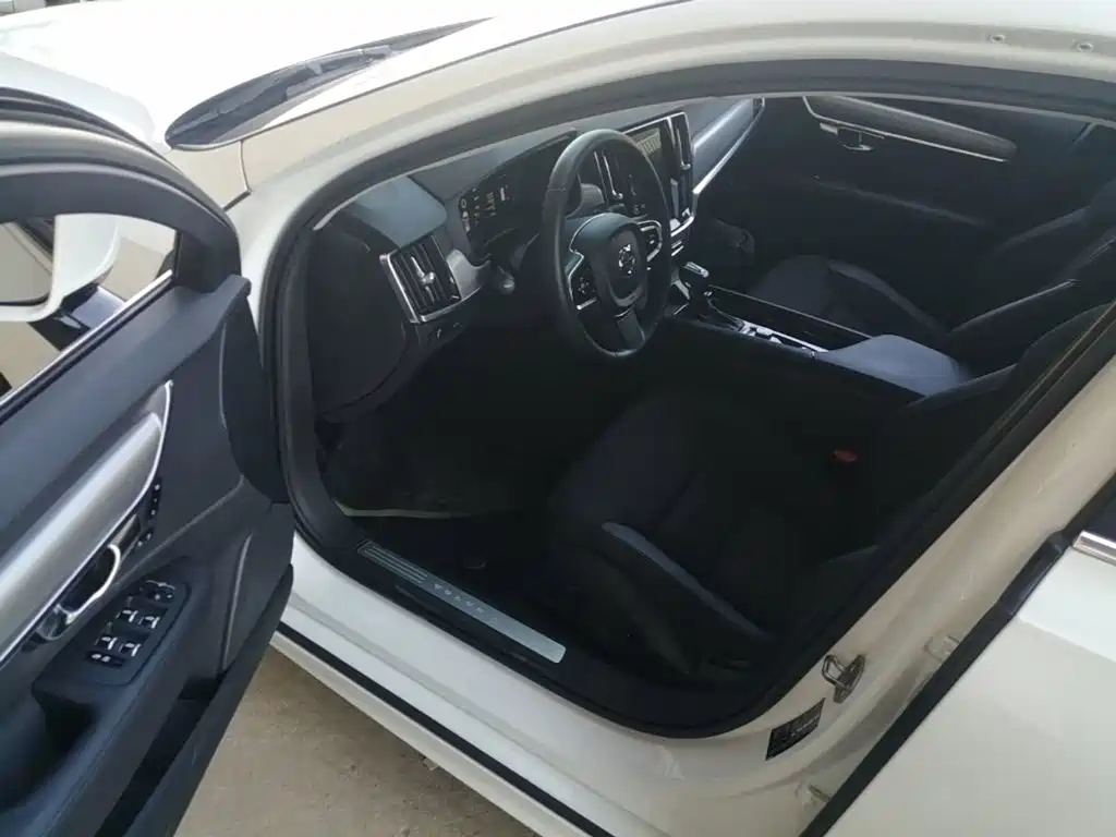 صورة 16 - Volvo S90