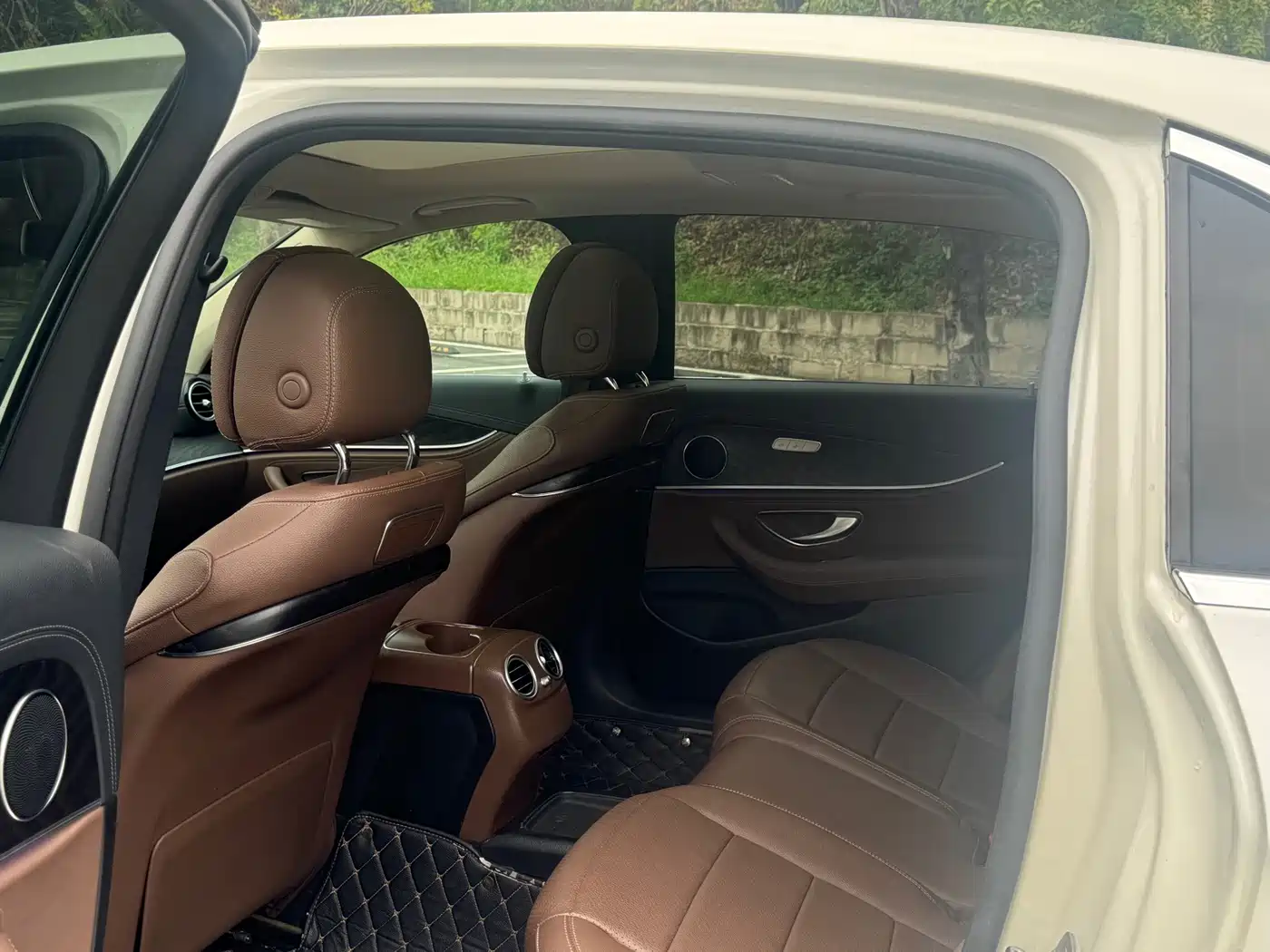 صورة 7 - Mercedes-Benz E-Class
