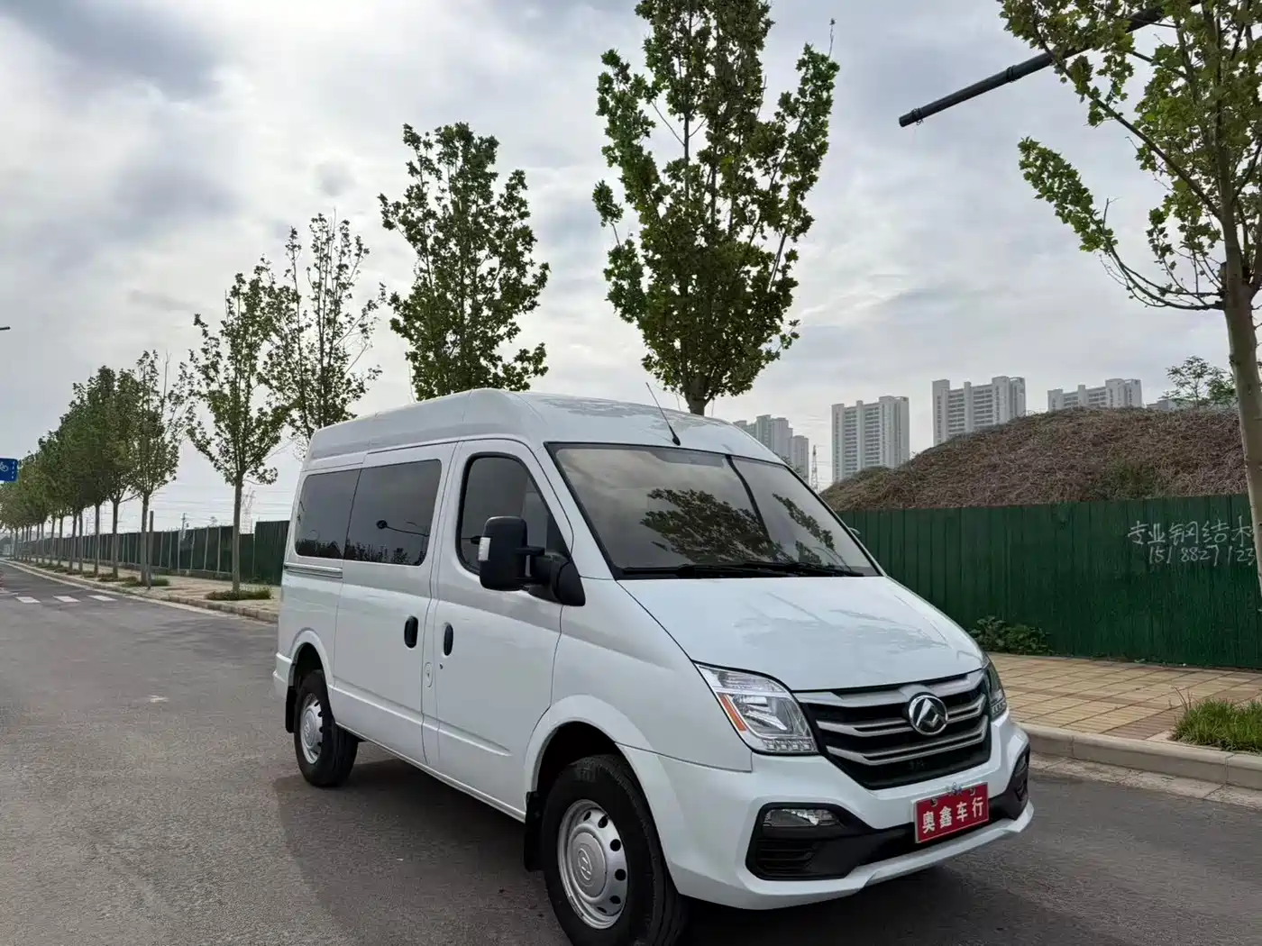 SAIC Maxus Xintu V80 2024 Model Year Aoyunton Value Edition 6MT Short Wheelbase Medium Roof 127Ps 5/6-Seater фото 3