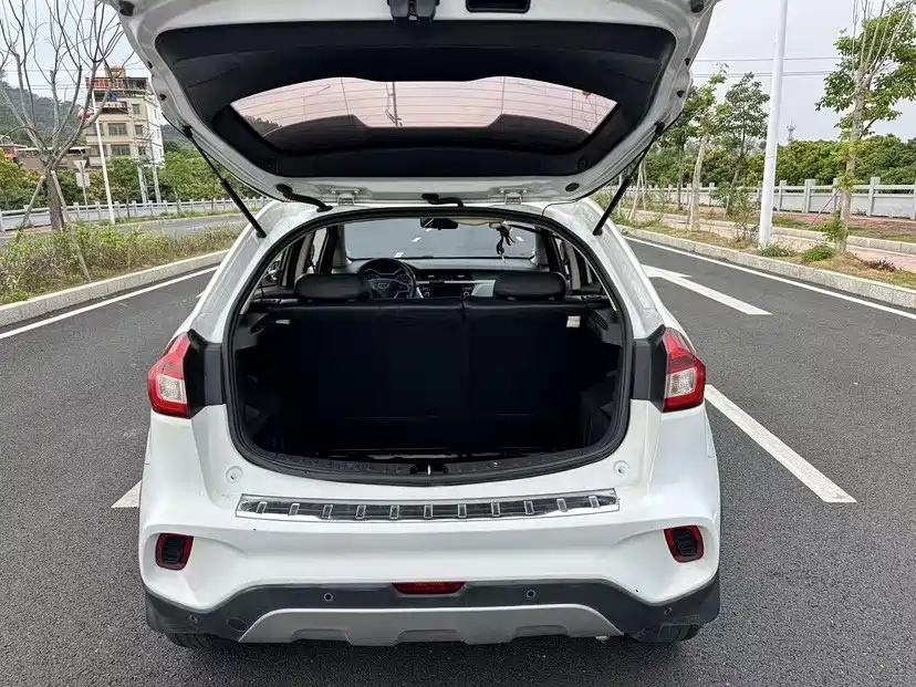 Фото 18 - Geely Vision X3