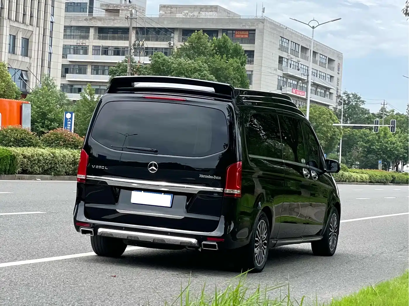 Mercedes-Benz V-Class 2017 Model V 260 L Premium Extended Edition фото 4
