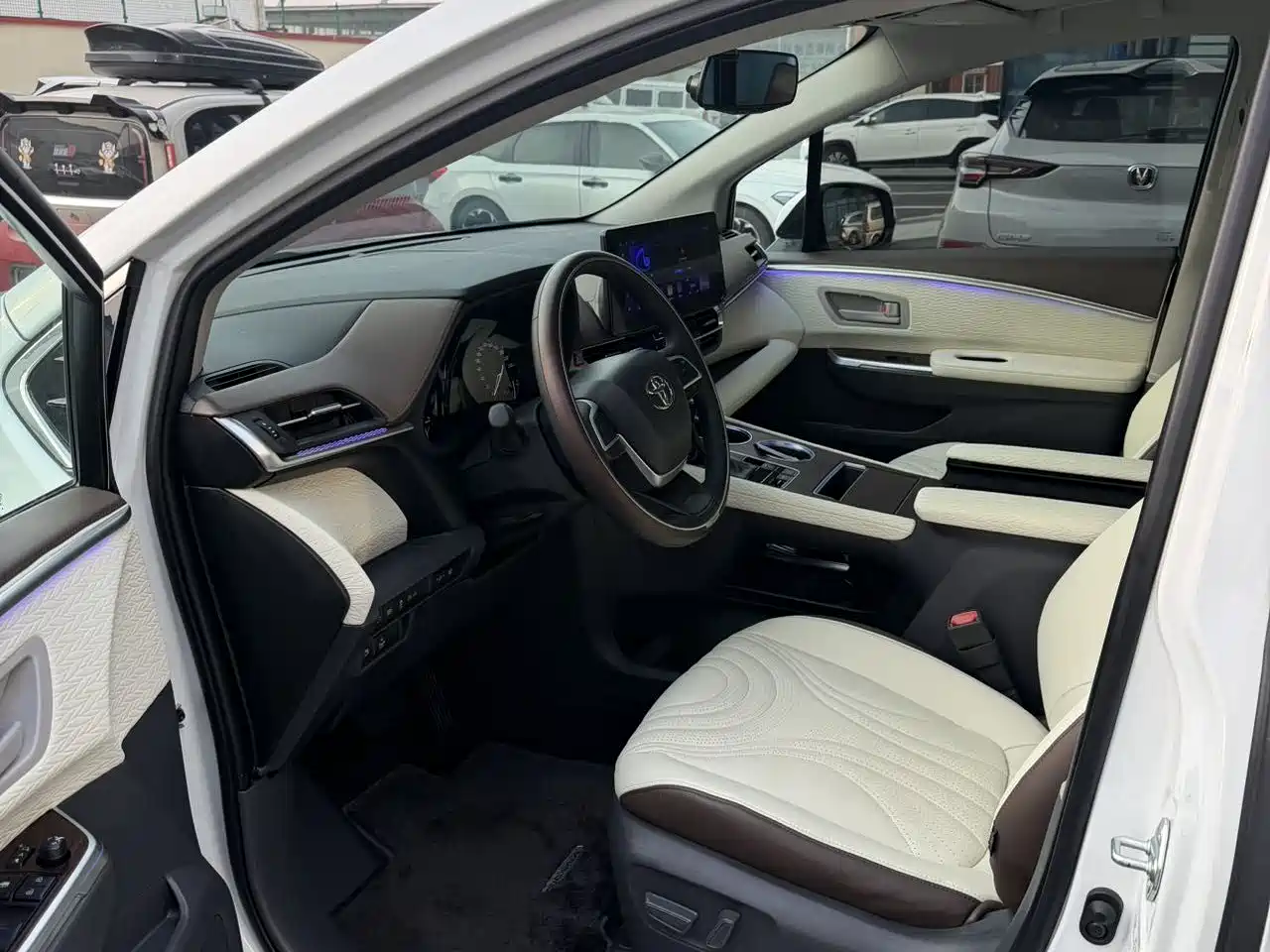 Toyota Sienna 2024 2.5L Hybrid Luxury Edition фото 7
