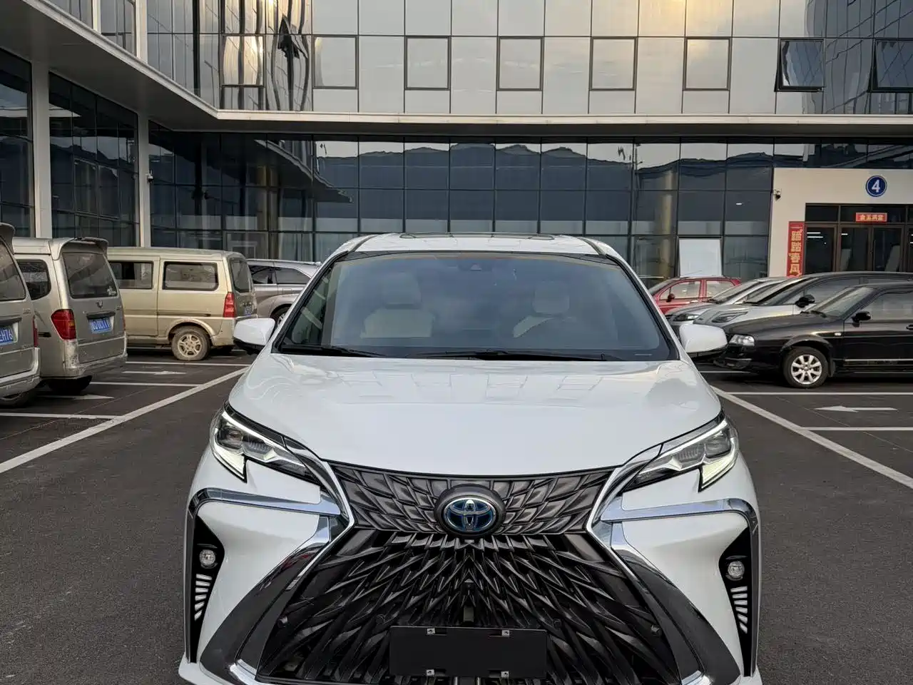 Toyota Sienna 2024 2.5L Hybrid Luxury Edition фото 2