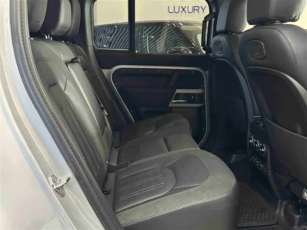 Land Rover Defender 2020 110 P400 Dark Special Edition фото 16