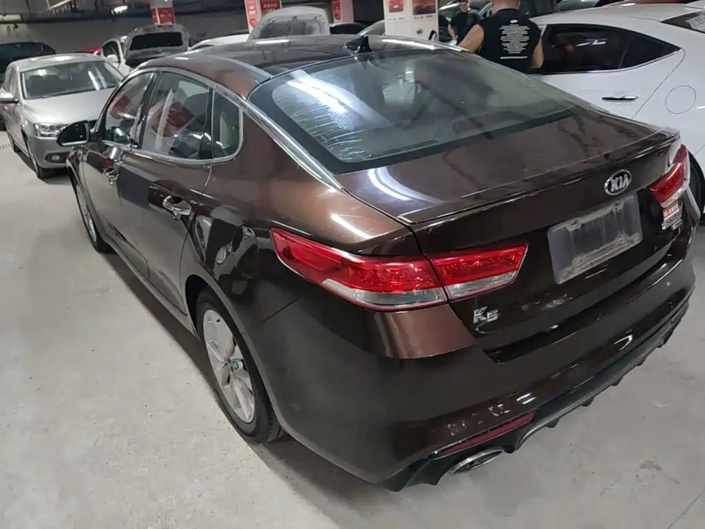 Photo 5 - Kia K5