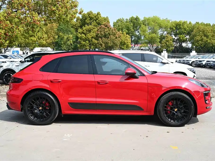 PORSCHE MACAN