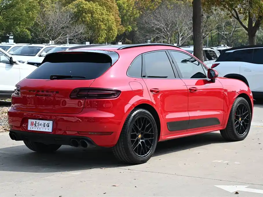 PORSCHE MACAN
