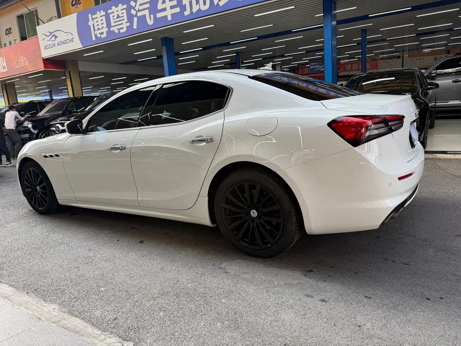 Photo 21 - Maserati Ghibli
