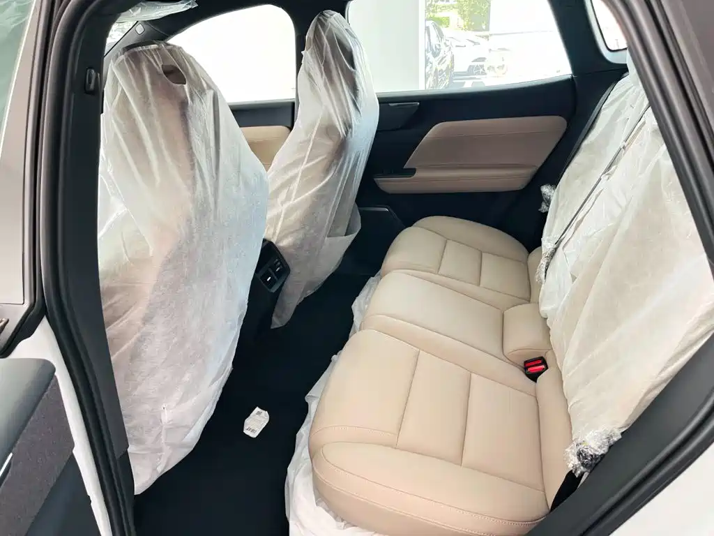 Volvo XC70 Plug-in Hybrid 2026 2025 Standard