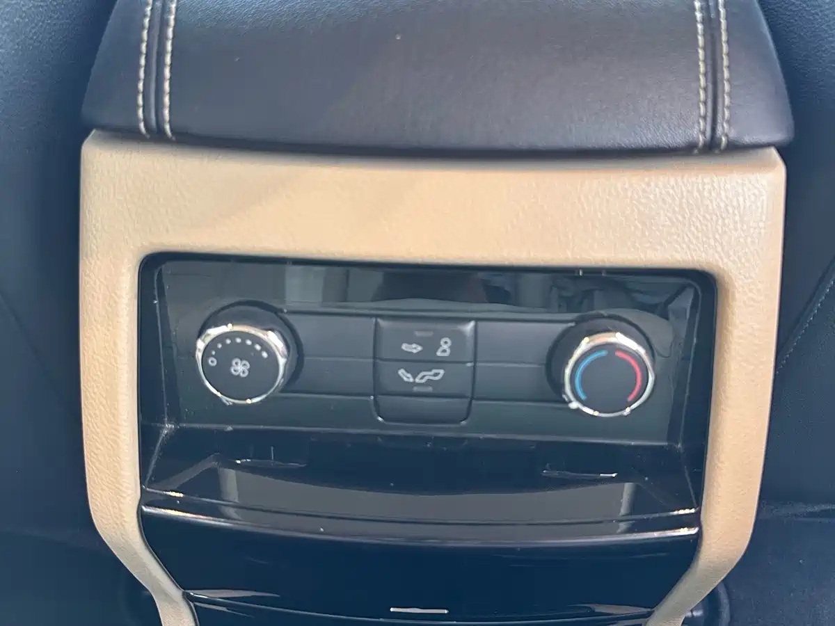 Фото 15 - Ford Edge