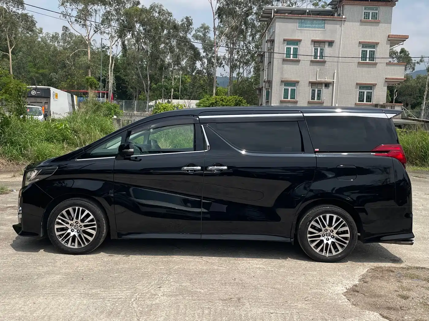 Toyota Alphard фото 7
