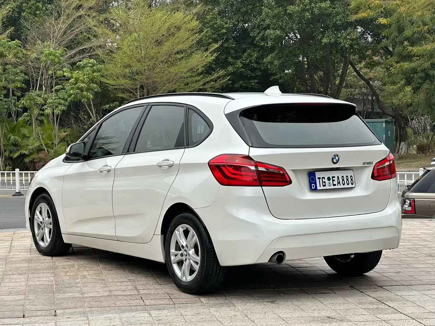 BMW 2 Series Touring 2016 218i Leading фото 6
