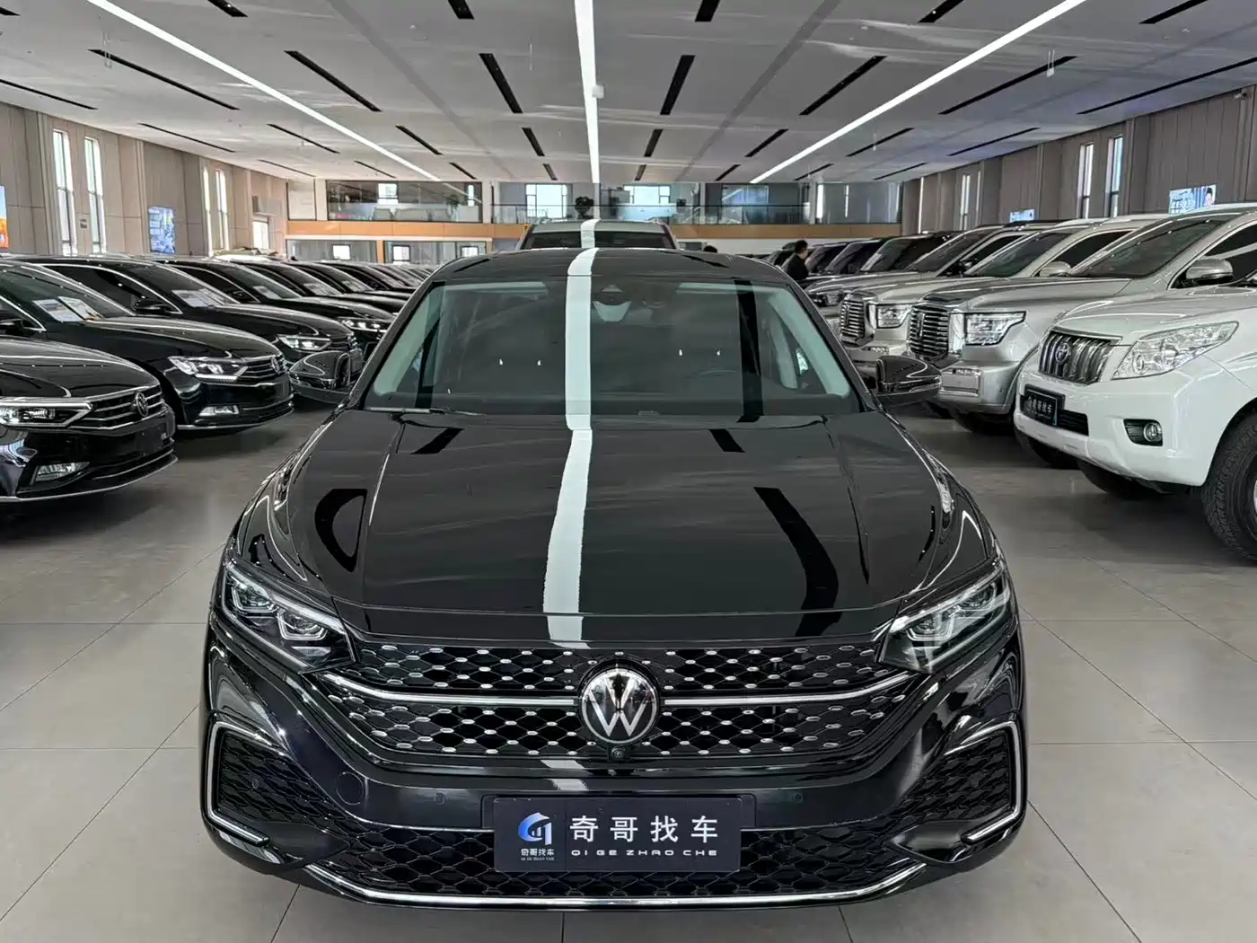 Volkswagen Passat 2023 330TSI Starlight Premium Edition фото 2