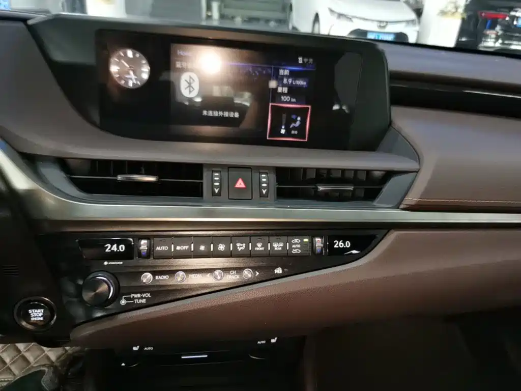 Фото 13 - Lexus ES