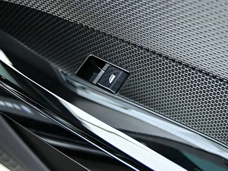 BMW 7 Series 2023 Model 735Li M Sport Package фото 31