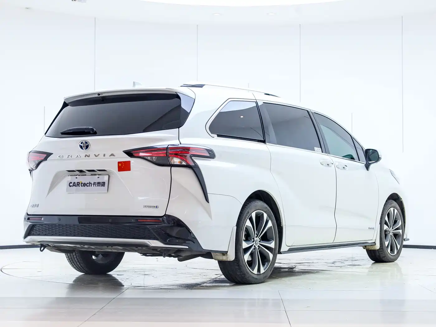 Toyota Granvia 2022 2.5L Hybrid Premium Edition фото 6