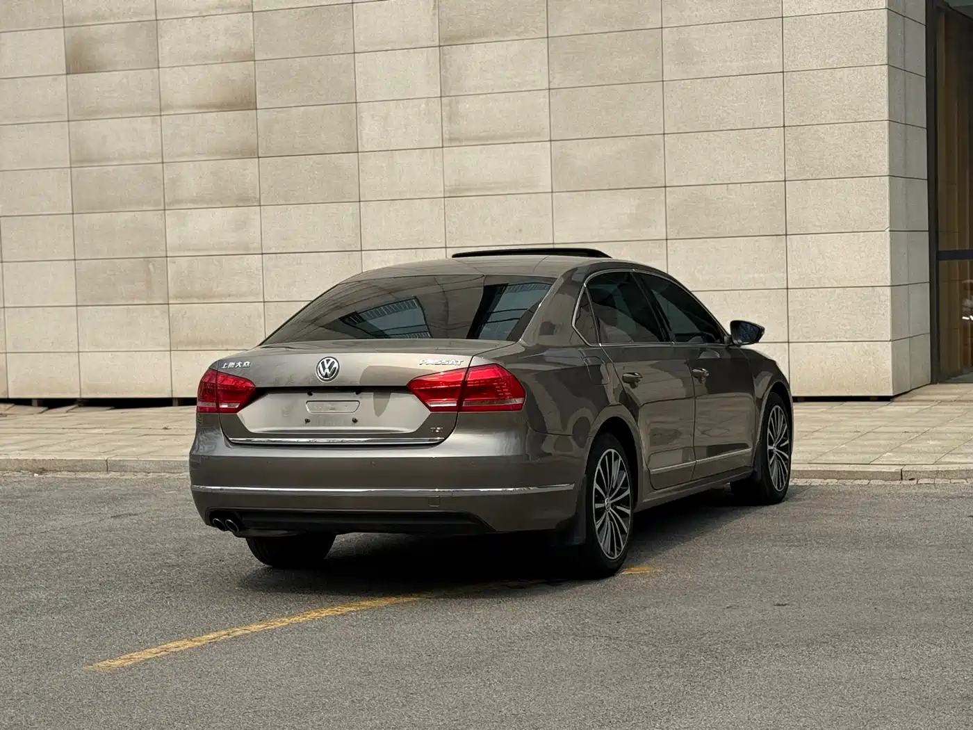 Volkswagen Passat 2015 1.8TSI DSG Ultimate Edition фото 21