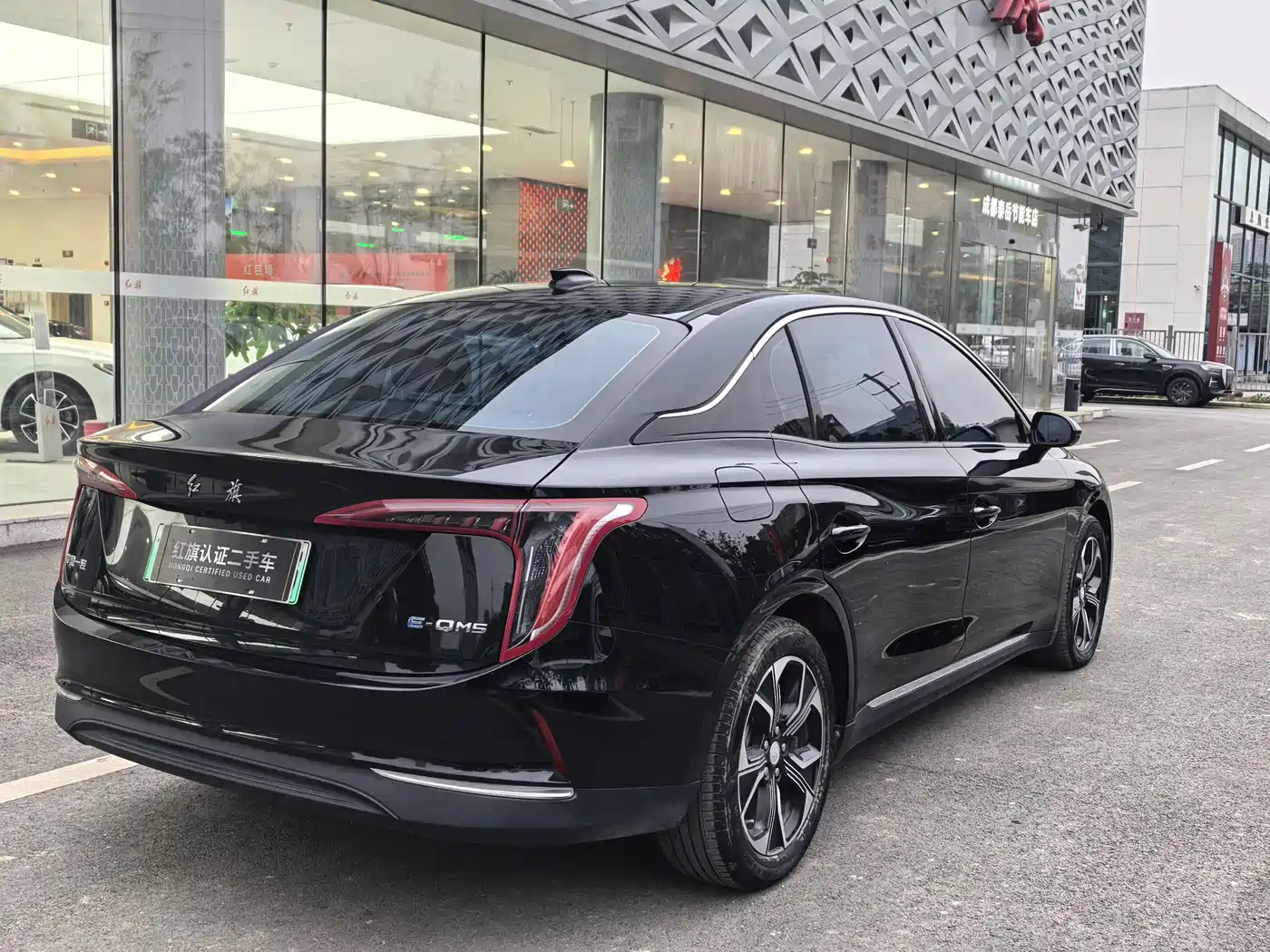 Hongqi E-QM5 2023 Facelift Basic Travel Edition фото 4