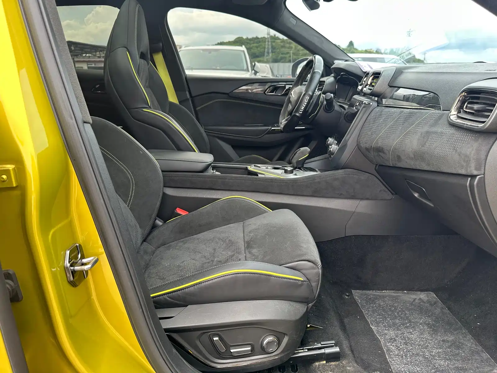 Фото 24 - Lynk & Co 03