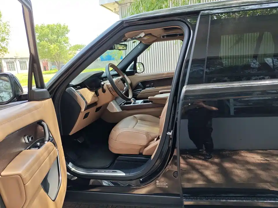 Land Rover Range Rover 2024 3.0 L6 400PS Genesis Extended фото 6